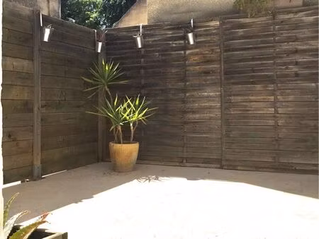 t2 spacieux sécurisé avec bel extérieur