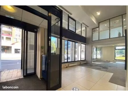 boutique 221 m² montigny le bretonneux