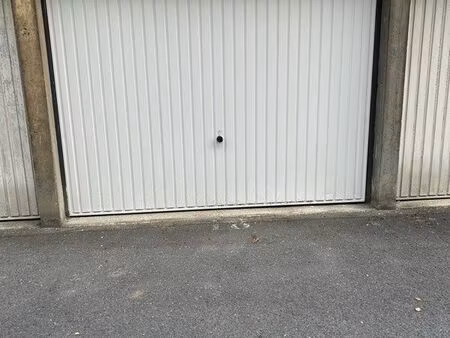 garage box 15m2 résidence sécurisée fermée