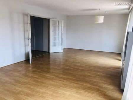 t3 vide place du salin avec balcon et parking