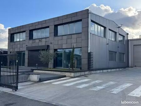 entrepôt + bureau + showroom + parking  local indépendant