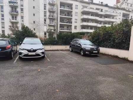 place parking lyon 2- entre la gare perrache et confluence