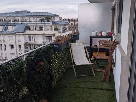 grand studio lumineux avec balcon terrasse