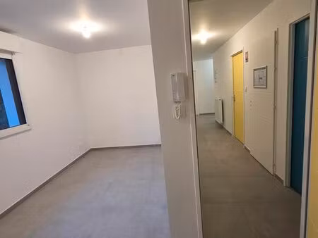 bureau / cabinet + salle attente / rangement