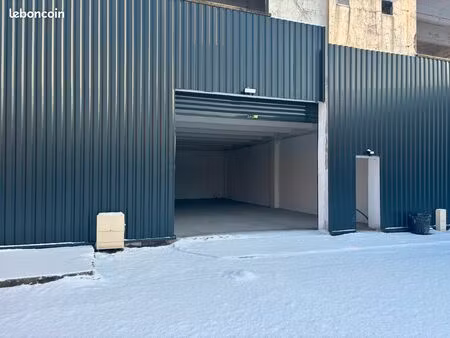 entrepôts avec bureau et parking