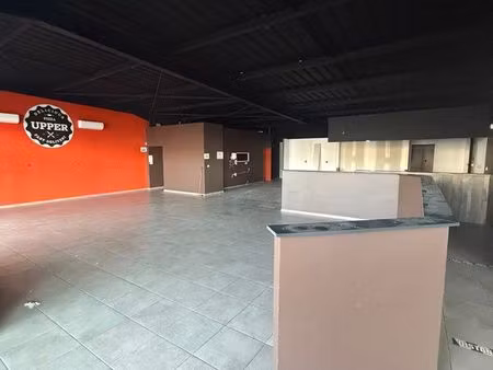 pas de porte à vendre – local commercial de 200 m²  situé à vauvert – zac côté soleil