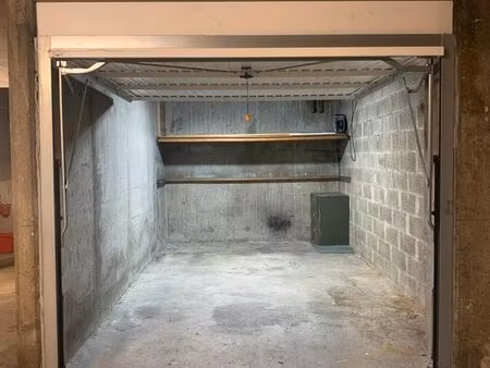 rare grand box fermé très facile d’accès proche de l’hypercentre