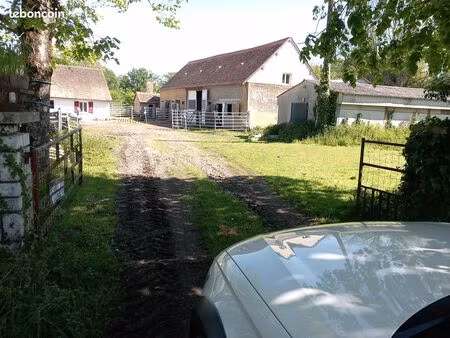 maison+834m2 de dépendances+2 5ha+boxes chevaux+carrière