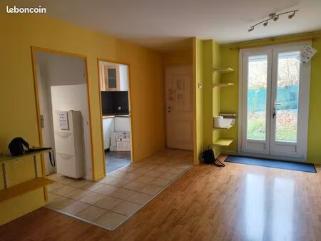 f2 clair et confortable de plein pied  place de parking et jardin