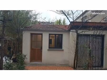 studette étudiant meublée  idéalement située. disponible à partir du