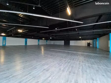 local commercial 1500 m² angoulins