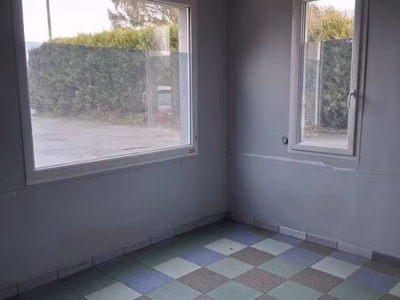 bureaux plus hangar attenant