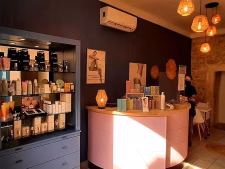 local commercial 43 m² tous commerces  parkings proches