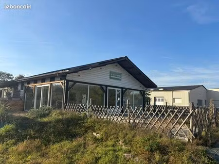 local 150m2 ancien restaurant axe passant 1900m2 de terrain parking