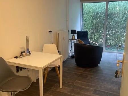 bureau au pied du métro clemenceau