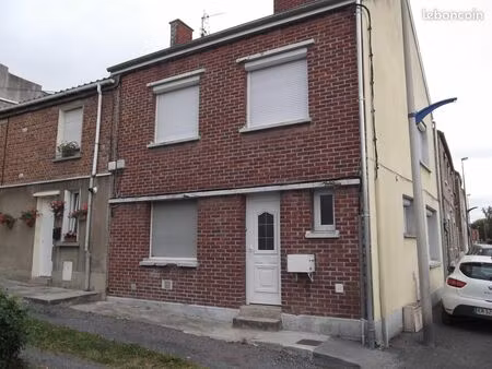 maison située dans un quartier calme  proche du centre ville  de la voie rapide  des école