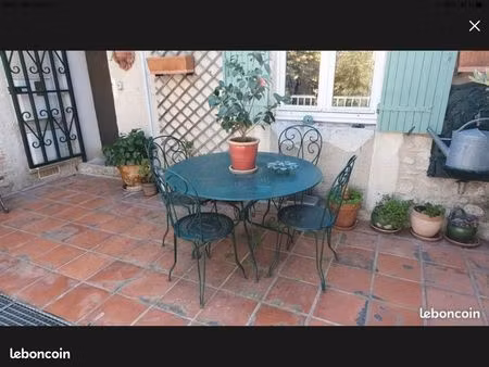 t3 meublé atypique en duplex avec terrasse – secteur place séverine (nîmes)