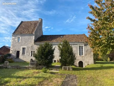 la cour: très belle maison de ville située en face de l'église de saint-gervais-de-vic