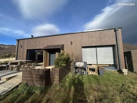 maison neuve avec le cirque glacaire en toile de fonds