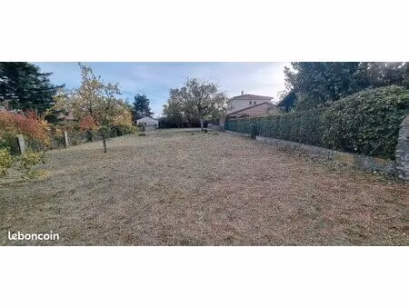 beau terrain clos arboré constructible riom