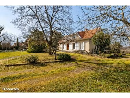 maison familiale de 220 m2 offrant 6 chambres  construite sur une belle parcelle d’environ