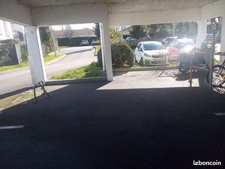 parking ext couvert pmr / sécurisé par barrière avec bip