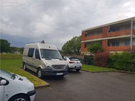 place de parking dans résidence fermée: terre des lads/face à l'hippodrome  parc de parill