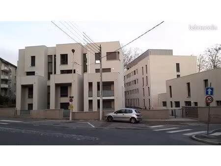 garage box fermé dans une résidence sécurisée