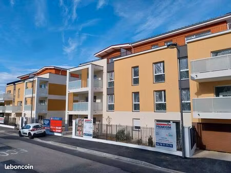 garage box fermé dans une résidence sécurisée