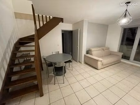 disponible de suite à louer  beau duplex meublé et climatisé de 90 m² en dernier étage (3e