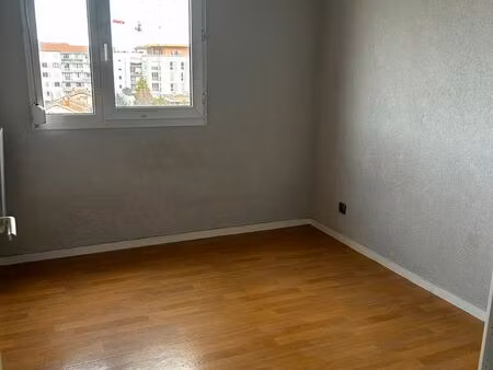 t4 lyon 7 eme debourg