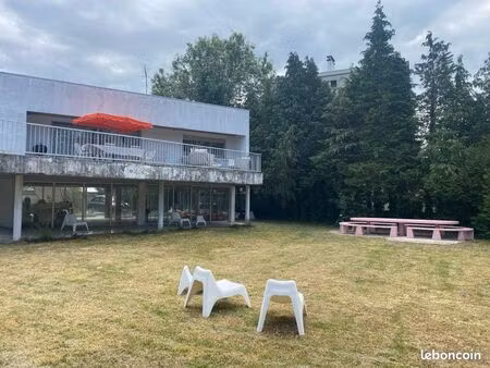 rare maison d’inspiration le corbusier avec jardin et accès direct sur la marne