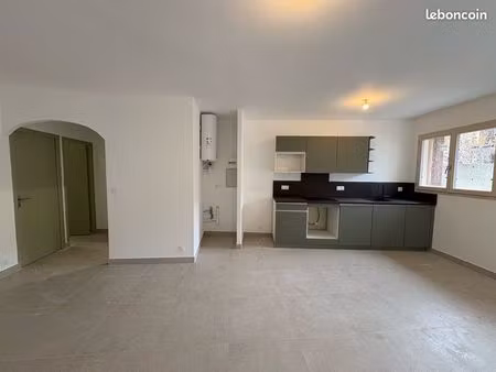 maison t3 rénovée centre-ville nîmes avec cour et terrasse