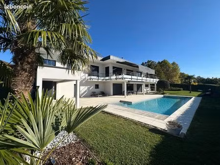 belle villa récente vue lac