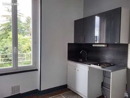 particulier loue beau t1 1er ét  proche centre-ville  proximité tram hôtel de ville et lyc