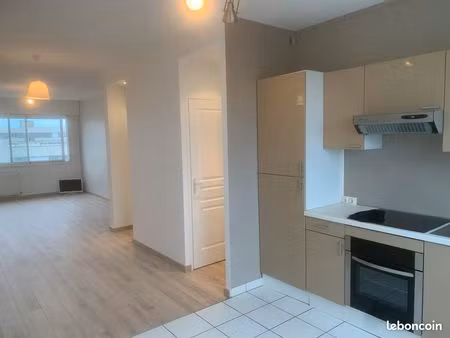 t2 56 m2  rénové  hyper centre  lumineux  495 + charges ( chauffage inclus)