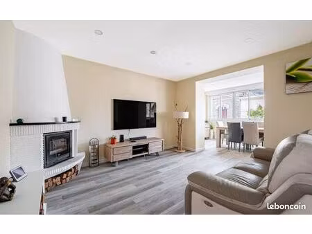 ensemble immobilier rénové avec logements indépendants et local commercial