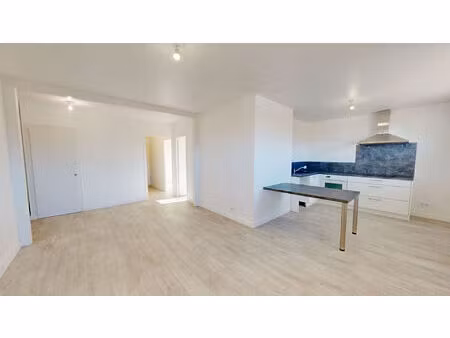 appartement de type 3 rénové et proche des commodités  situé sur bourgoin jallieu