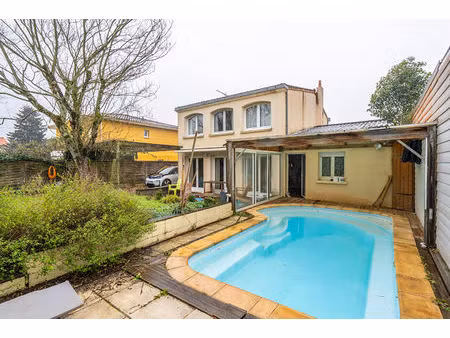 eysines - maison 7 pièces de 137m² avec une piscine et un grand jardin