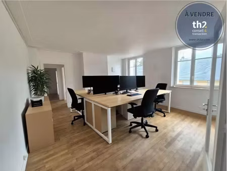 111 m² : bureaux dont 24 m² de stockage au centre-ville de sai