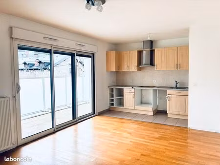 bel f3 proche métro – balcon + parking