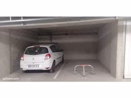 place de parking avec arceau champagne au mont d'or