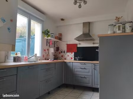 location maison mitoyenne avec 3 chambres et petit jardin