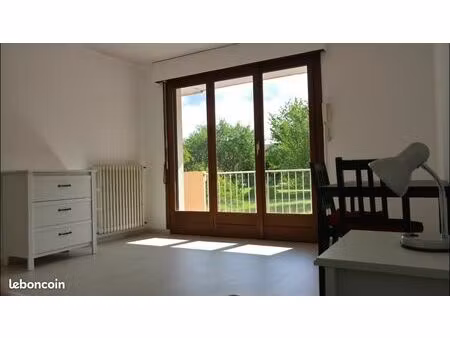 proche église  meublé  balcon  parking