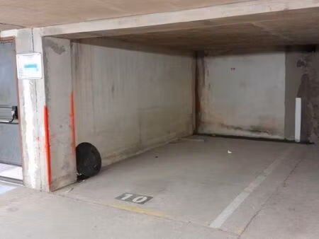 emplacement de parking à louer (proche siège credit agricole)