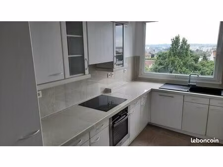 grand 3 pièces en très bon état  avec balcon et vues dégagées  quartier tremblay-plant à c