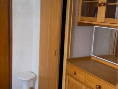 studio meublé centre village avec place de parking