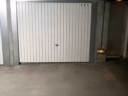 loue garage/box sécurisé reze