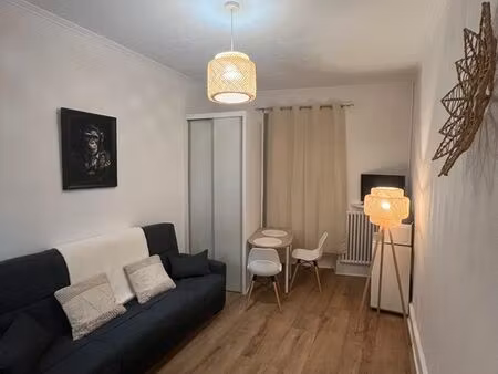 studio entièrement rénové - 490 charges comprises - joli balcon