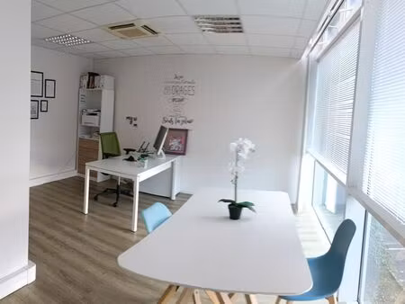 bureau 19 m² meublé 1 à 3 postes